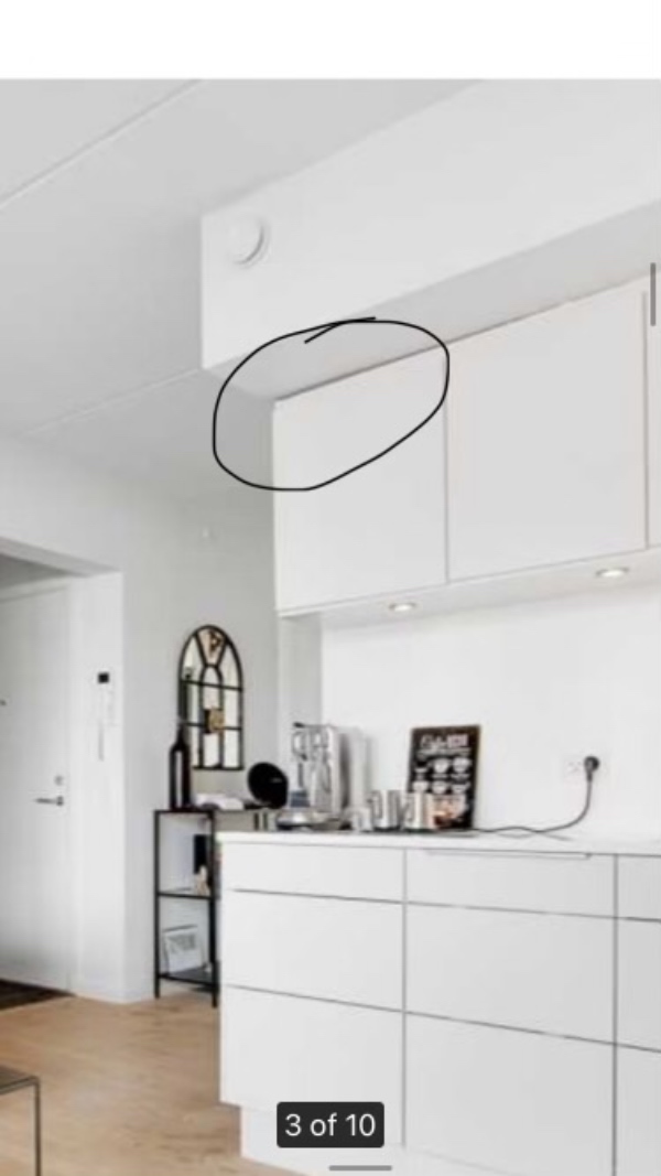 Køkkenskab (over-skab) sidder løst og ud fra væggen. Skal rettes op og sættes fast påby