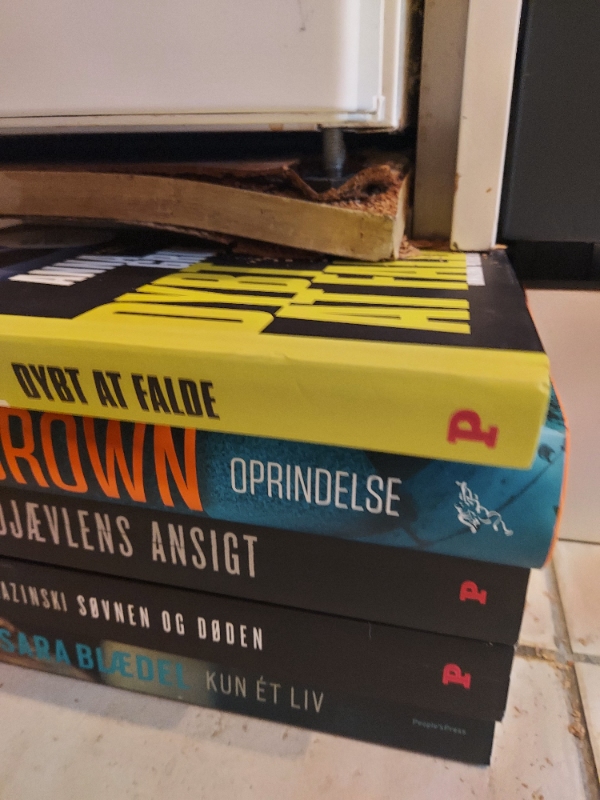 Flytte køle/fryseskab ud af skab. Fjerne bund i skab, så køle/fryseskab kan stå på gulvet.