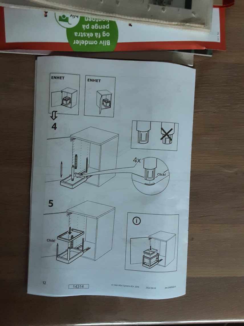 Samle og  installere et affaldssystem til 2 spande i et køkkensalt under håndvasken,  af mærket Hållbar fra Ikea