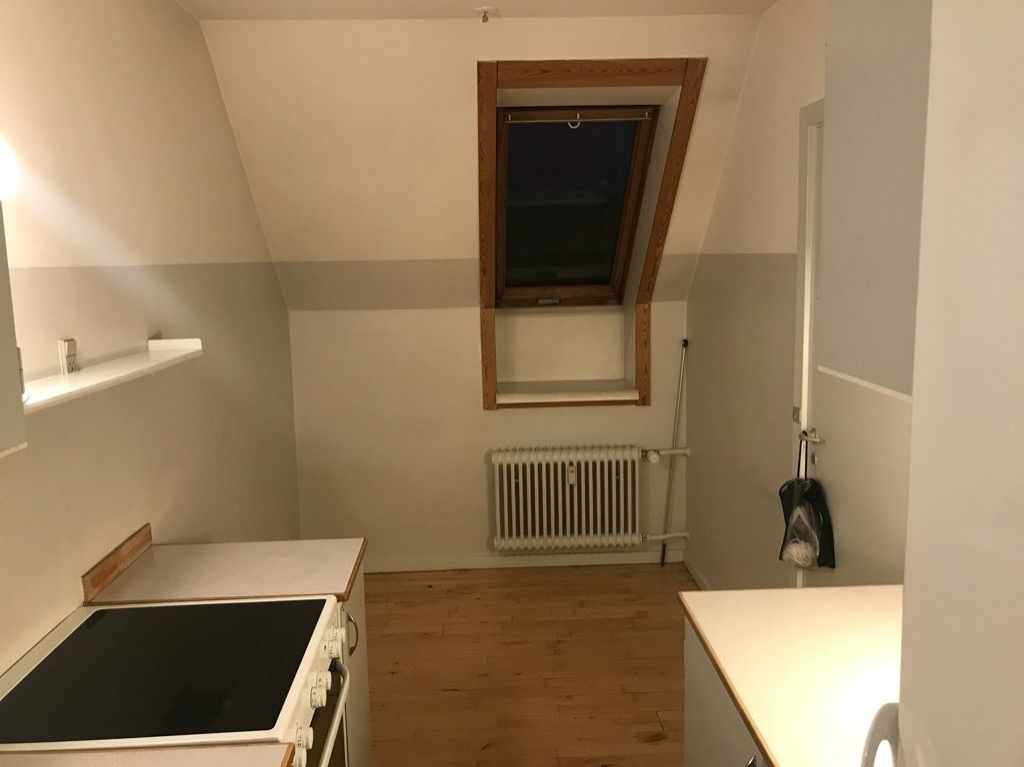 Fjern savsmuldstapet, gammelt køkken, ikke bærende væg, og en dør der skal blændes af