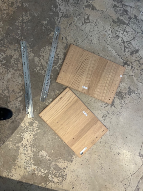 Jeg har en køkkenlåge jeg ikke kan få sat på min opvasker. Jeg har skinner og låger til.