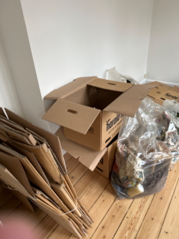 Kørt flyttekasser og 5-6 poser affald væk der er på 1 sal