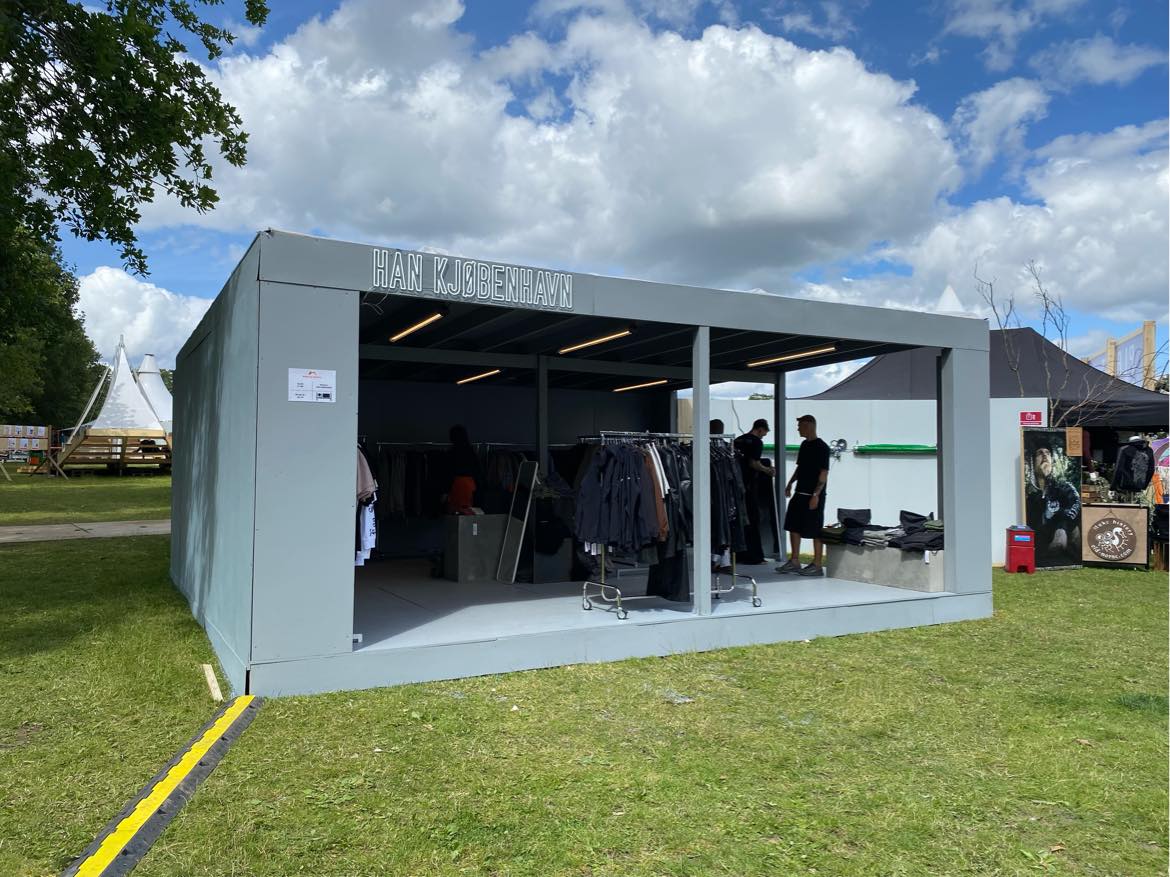 Nedrivning af træbod på Roskilde Festival