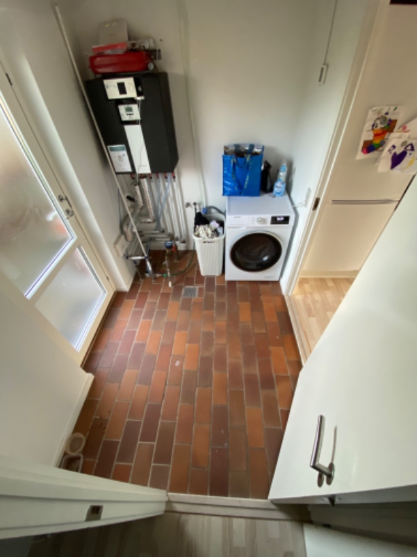 Lagt klinker og lagt flydespartel så jeg kan male med epoxy