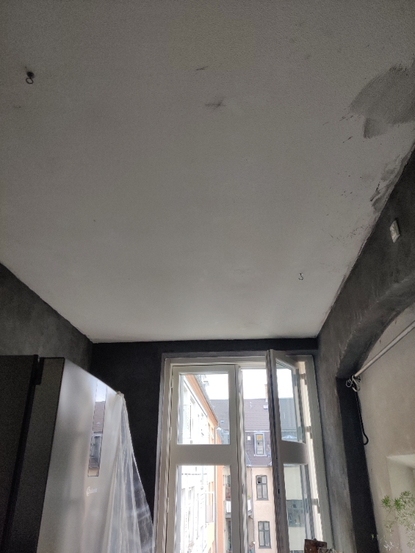 Opsætning af loftplader af træbeton i et vinkel køkken ca. 25 m2