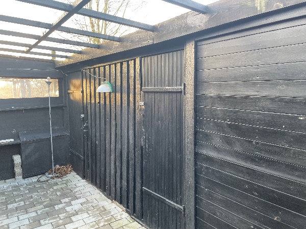 nedrivning af udhus og drivhus.