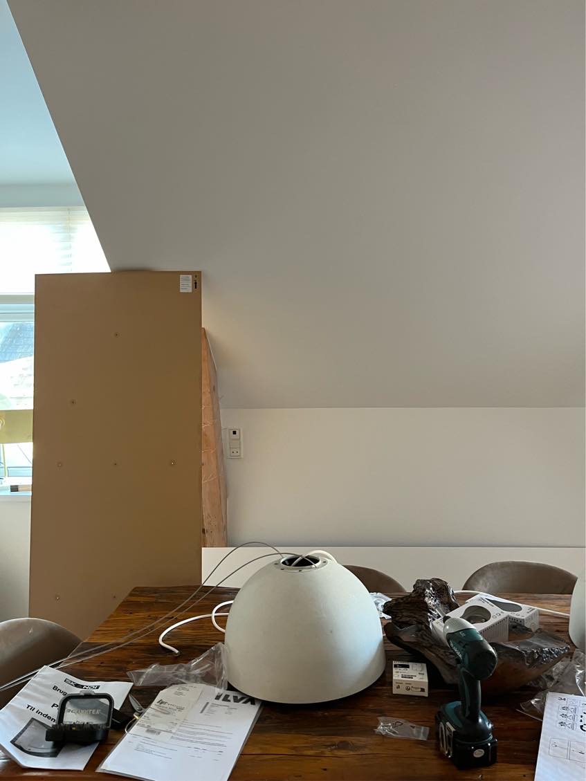 Sætte to lamper op.