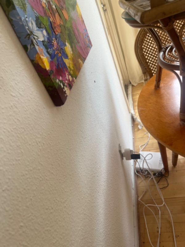 Ledninger ordnes og kanin sikres plus opsætning af gardin stænger - hylder