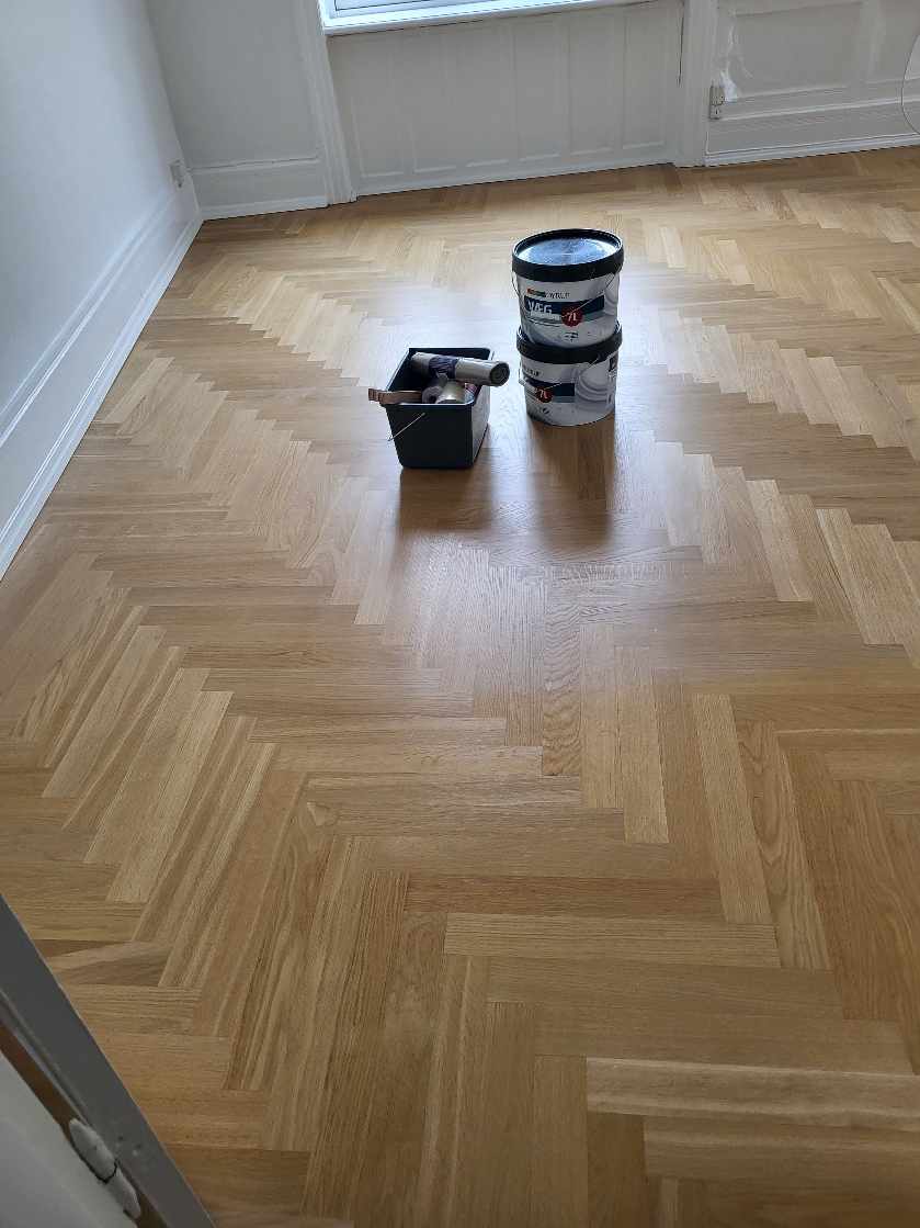 Slibning og lakering af gulv.