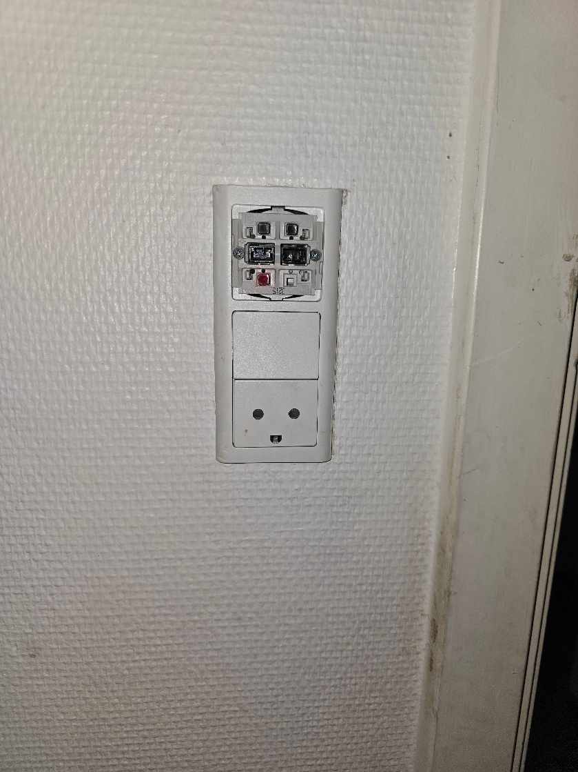 lys på badeværelse, samt eltavle