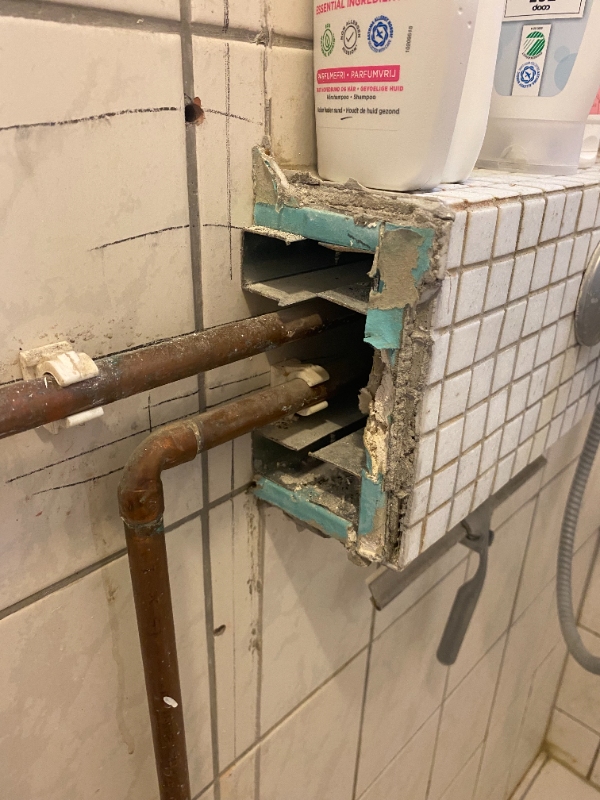 Rørkasse til brusearmatur