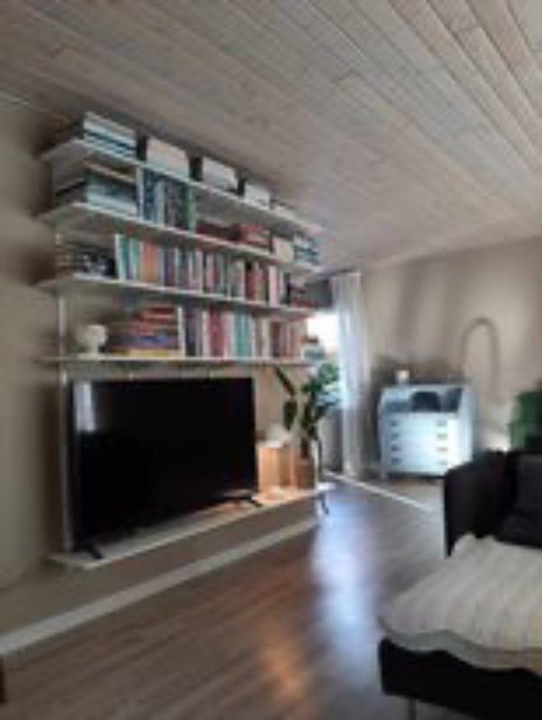 Ophængning af 6 stk vægskinner til reol i betonvæg