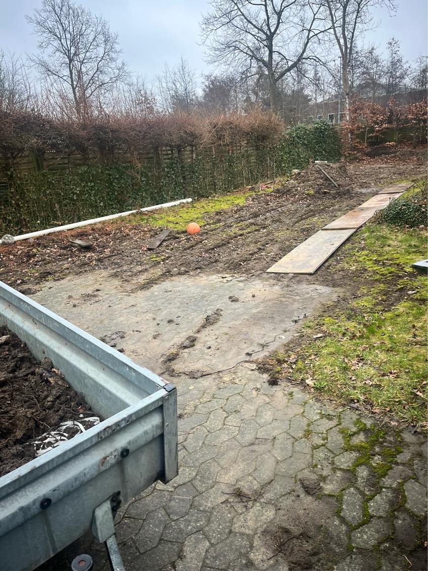 Fjernet jord og fliser fra haven  der kan komme en gravemaskine helt ind samt en trailer. Der er ca 5-6 ton