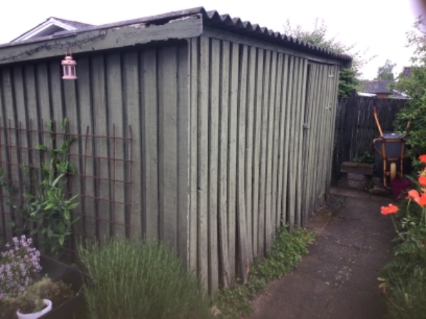 Nedrivning og fjernelse af skur