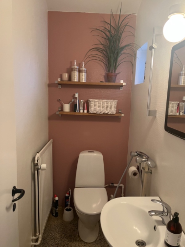 Fliser på lille badeværelse