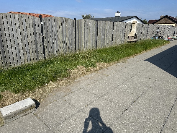 Slå 200kvm græs, fjerne ukrudt og afklip, fjerne ukrudt på flisearealer og bortkørsel af haveaffald