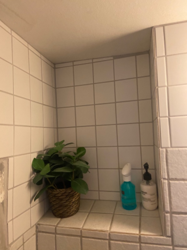 Hylder på flisevæg