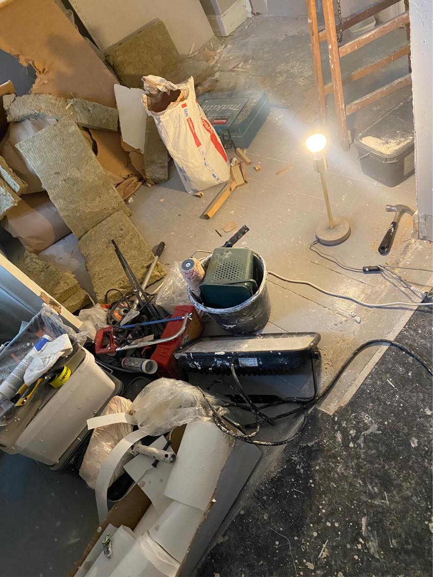 Jeg vil gerne have lagt et PU gulv i mit køkken. Pt. Er halvdelen af køkkenet dækket af linoleum og den anden af malet trægulv. Gulvet har en højde forskel.