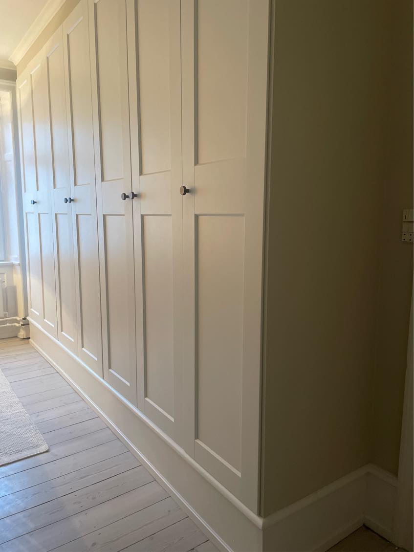 Hjælp til at integrerer IKEA PAX skab i væg med lister etc.