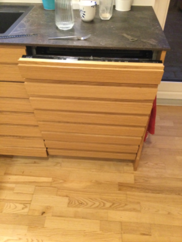 Skift af låge på integreret opvaskemaskine