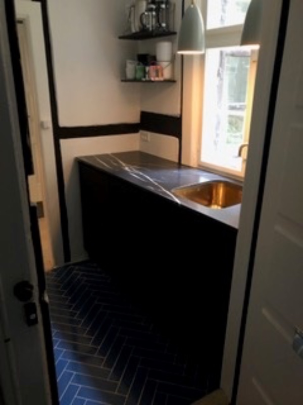 Slibning og polering samt coating af to marmorbordplader i køkken