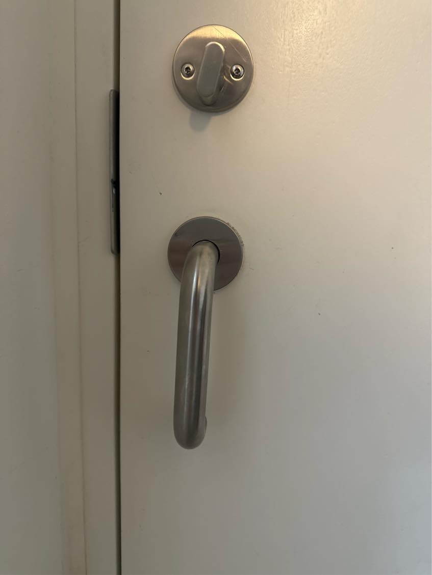 Håndtaget på hoveddøren er revet løst