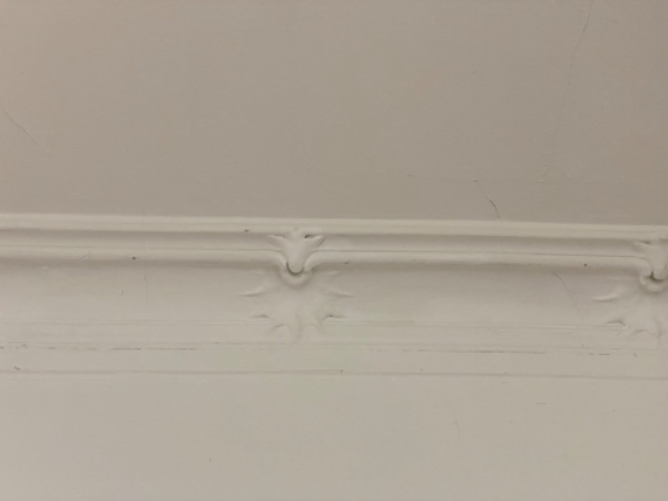 Stuk/gesimser i 5 ud af 6 rum i en lejlighed der er 158 m2.