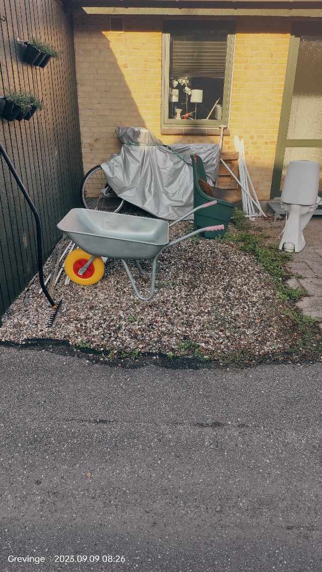 Rydning af sten i forhave ca 6 kvm