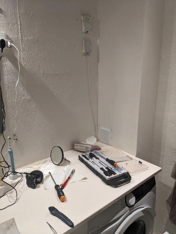 Skift af kraftstik til 2x schuko stik, lukning af andet kraftstik.