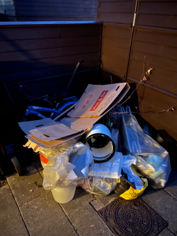 Fraflytningsrengøring samt bortkørsel af affald/stor skrald fra skur. 