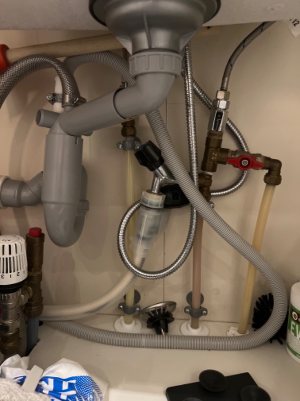 Installation af BWT vandfilter under håndvask i køkken