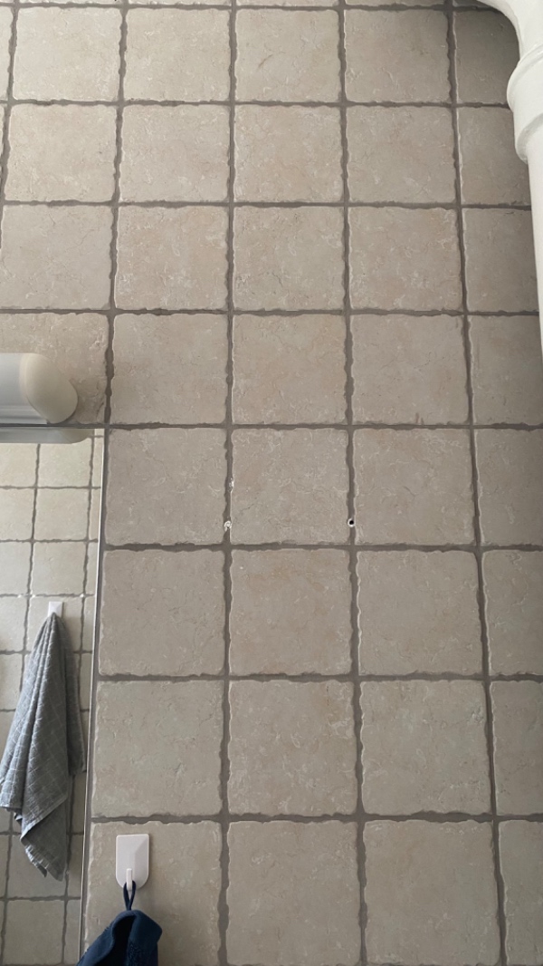 Hjælp til hænge badeværelsesskab op