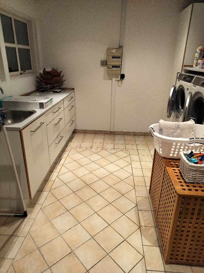 Rensning af klinker på 2 stk. badeværelser samt bryggers