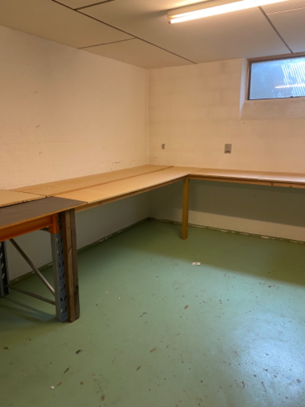 Nedtagning af ophængt reol samt bortskaffelse af diverse 