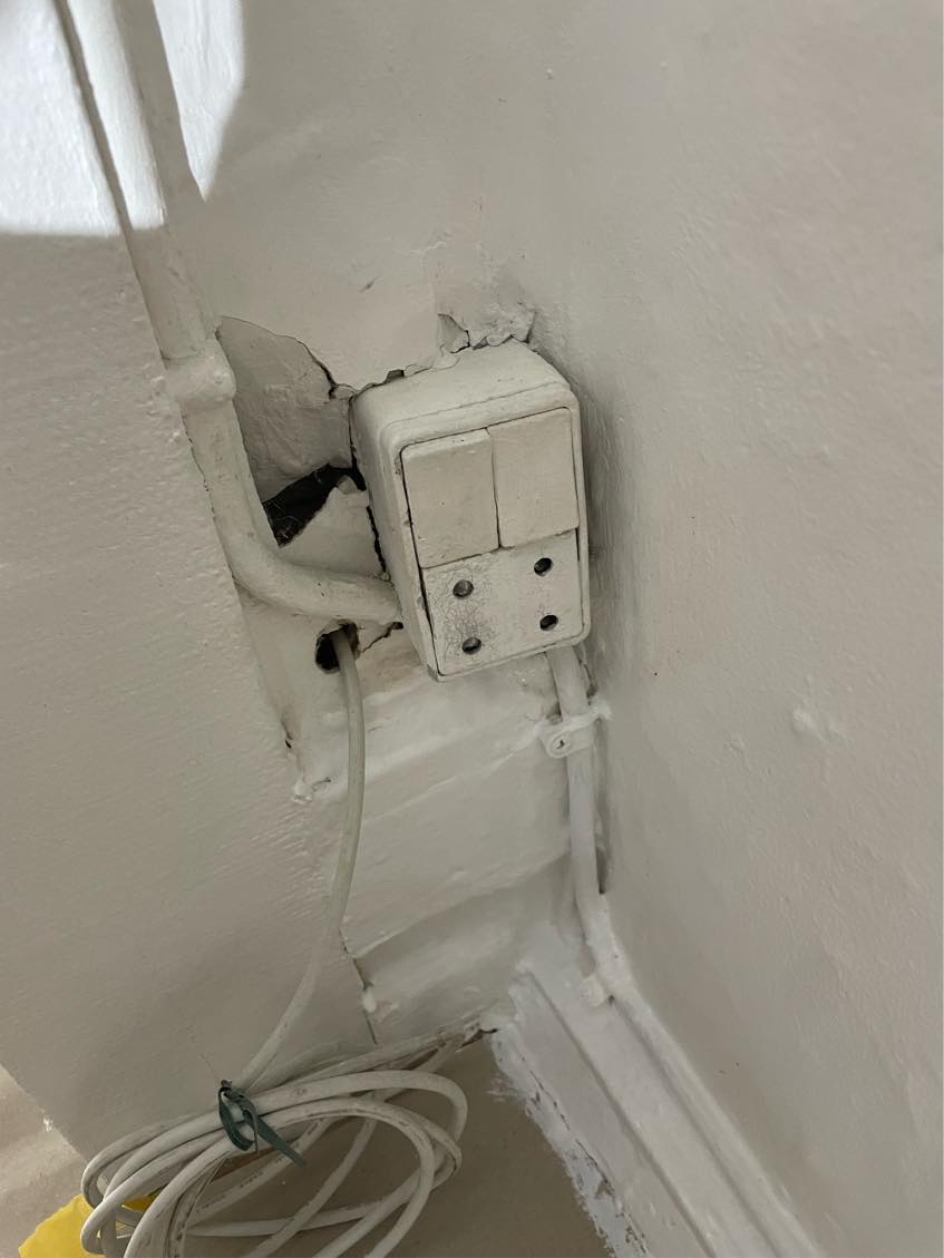 Ophængning af lamper og udskiftning af udtag