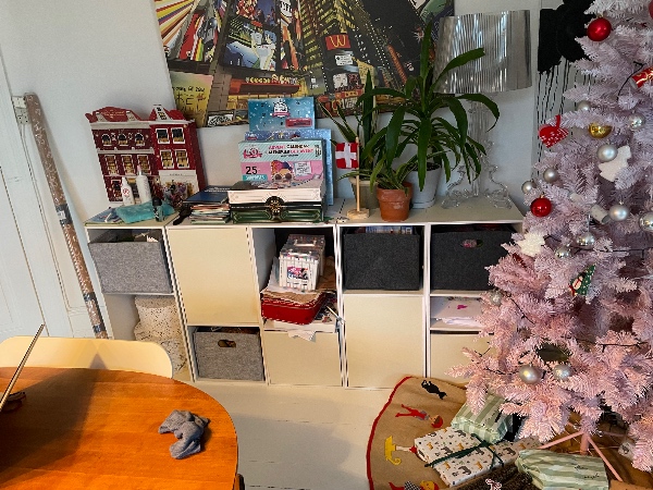 Opsætning af reoler og vitrineskab