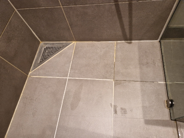 Fugning af toilet med silikone/montagelim