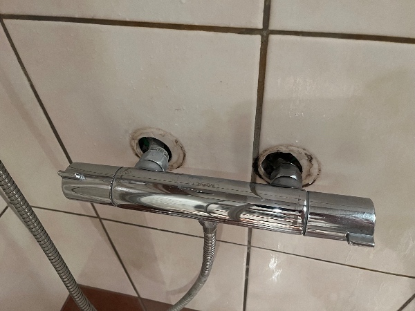 Påsætning af manchetter på blandingsbatteri