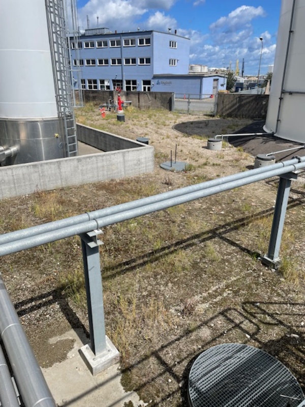 Fjerne ukrudt med buskrydder på en olieterminal