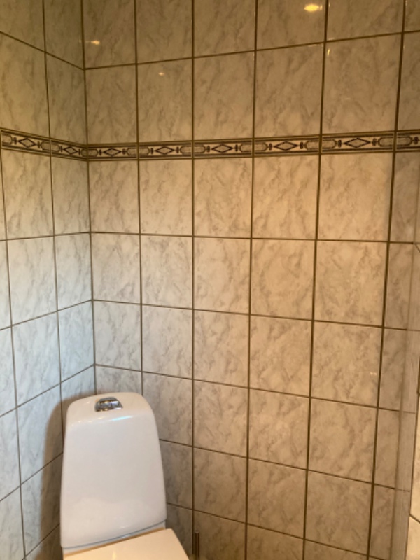 Pudsning af fliser på badeværelse + opsætning af klinker i badeværelse