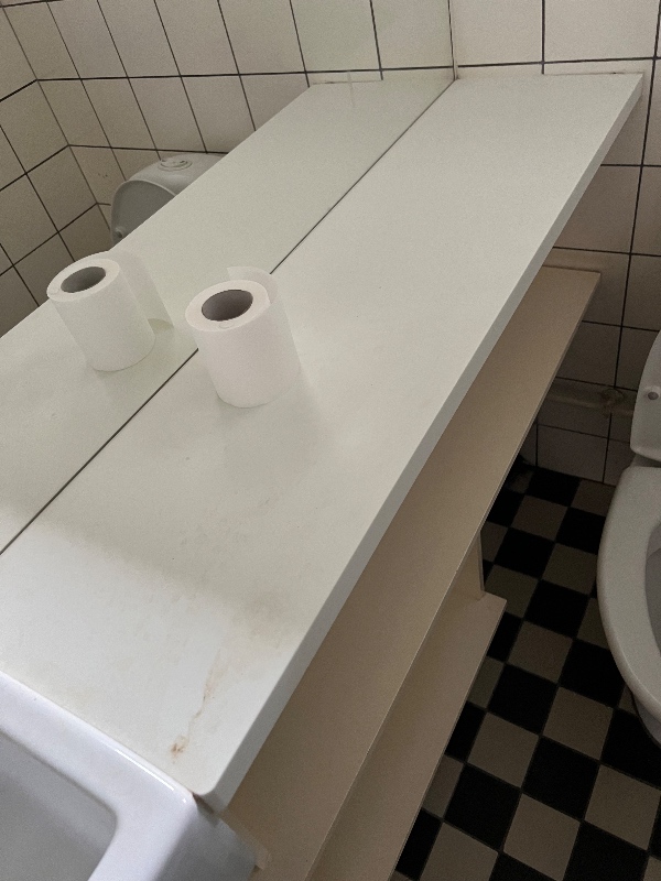 Nedrivningsarbejde af fliser og andre småting.