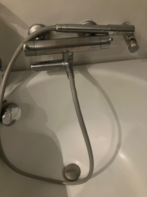 Skifte 2 armaturer, en vandhane, en toilet skyl “knap” og opsætte en bruseniche