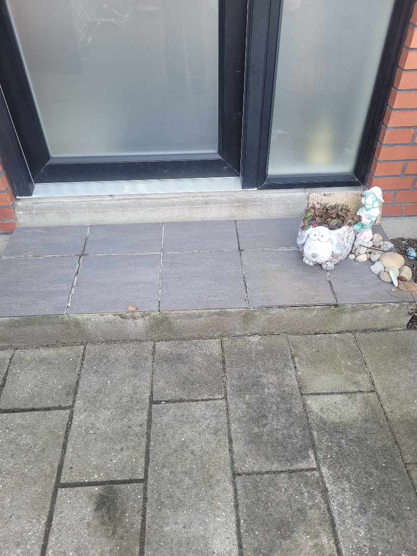 Ordne 2 trappetrin udendørs, fliserne er løse efter frosten.