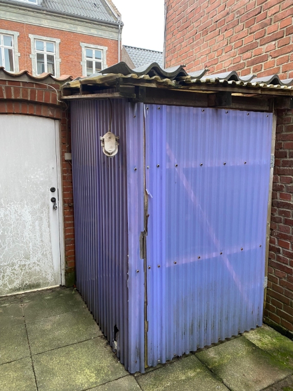 fix belægning tag og fjerne et skur