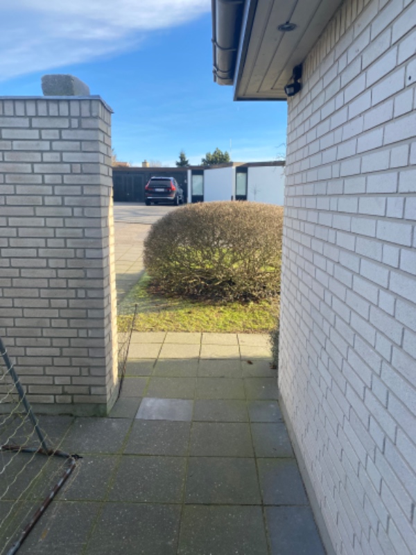 Lavet en dør mellem hus og mur til carport