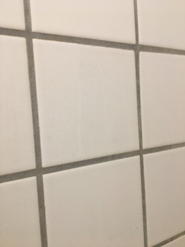 Afkalkning og rengøring af fliser, vægge og gulv, på badeværelse