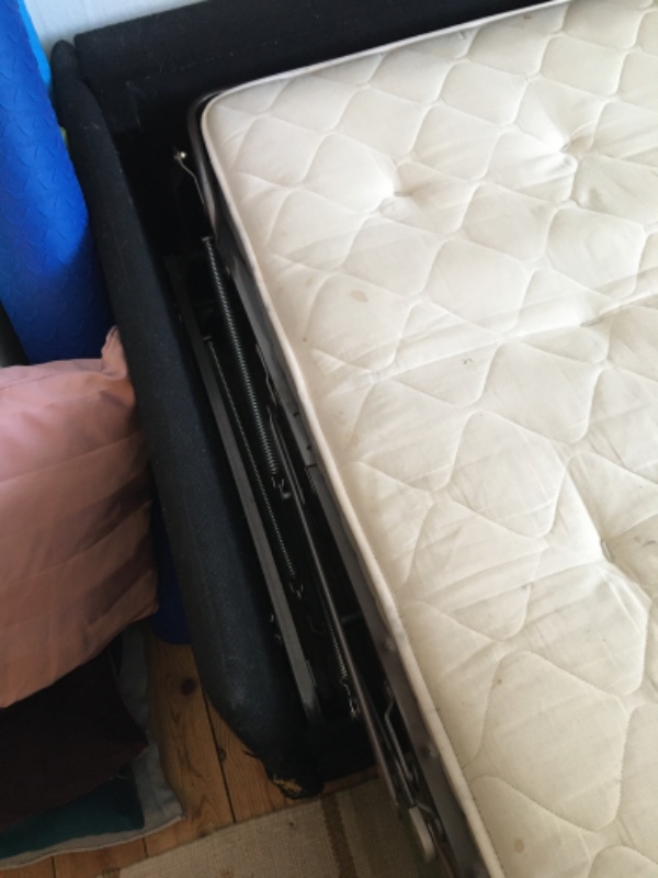 Jeg har en Hovden sovesofa som skal skilles ad og som også skal på genbrugsstation på Østerbro.