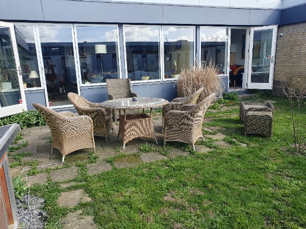 En dobbeltseng og et klædeskab skal samles når flyttefolkene har hentet det sammen med andre møbler.