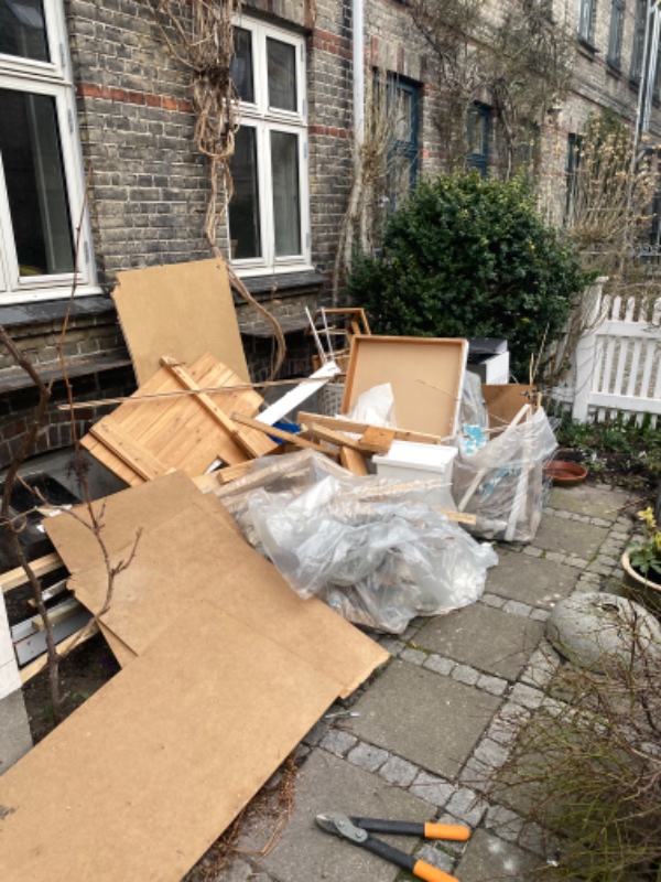 Småt brændbart byggeaffald (træ og tappet)