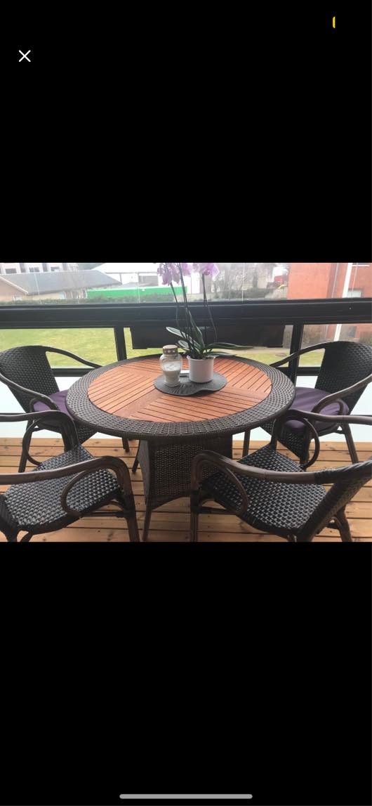 Hjælp til transport af havemøbelsæt (plastik) er bord og fire stole. Fra Dragør til Slangerup.